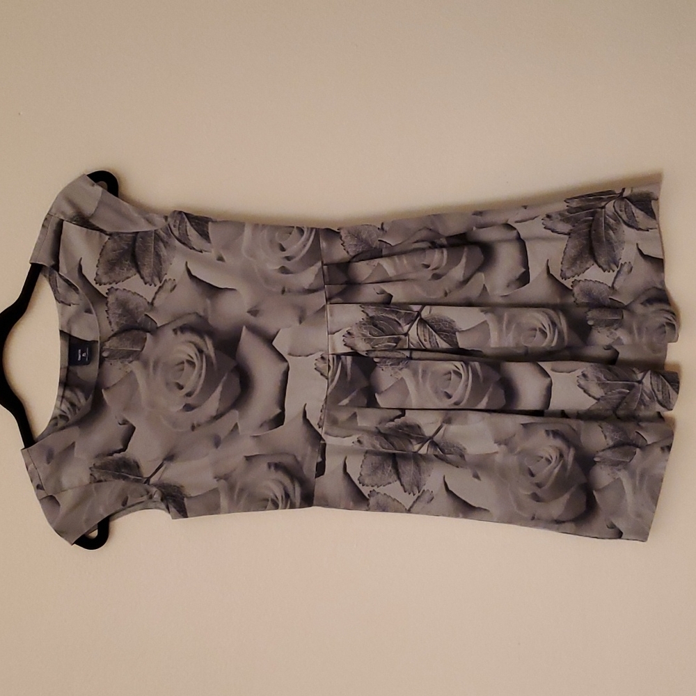 GapKids black on grey rose print cap sleeve pleated dress